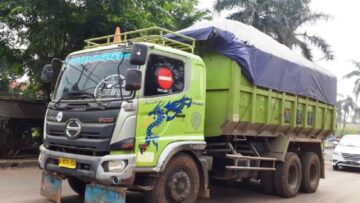 Pos pantau truk tanah di Kabupaten Tangerang