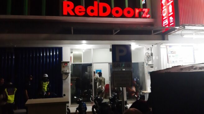 RedDoorz di Ciputat Digrebek Warga