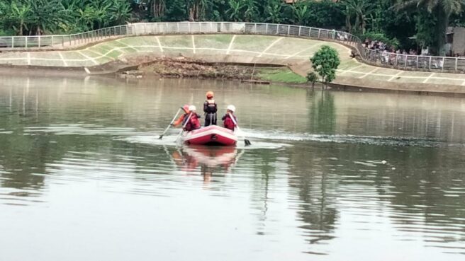 Pencarian 2 orang tenggelam di Tandon Lengkong Wetan