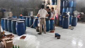 Penggerebekan rumah produksi miras di Tangsel