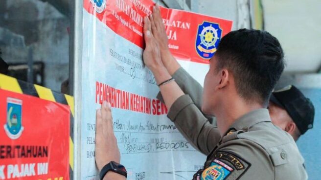 Petugas Satpol PP lakukan penyegelan pada penginapan di ciputat