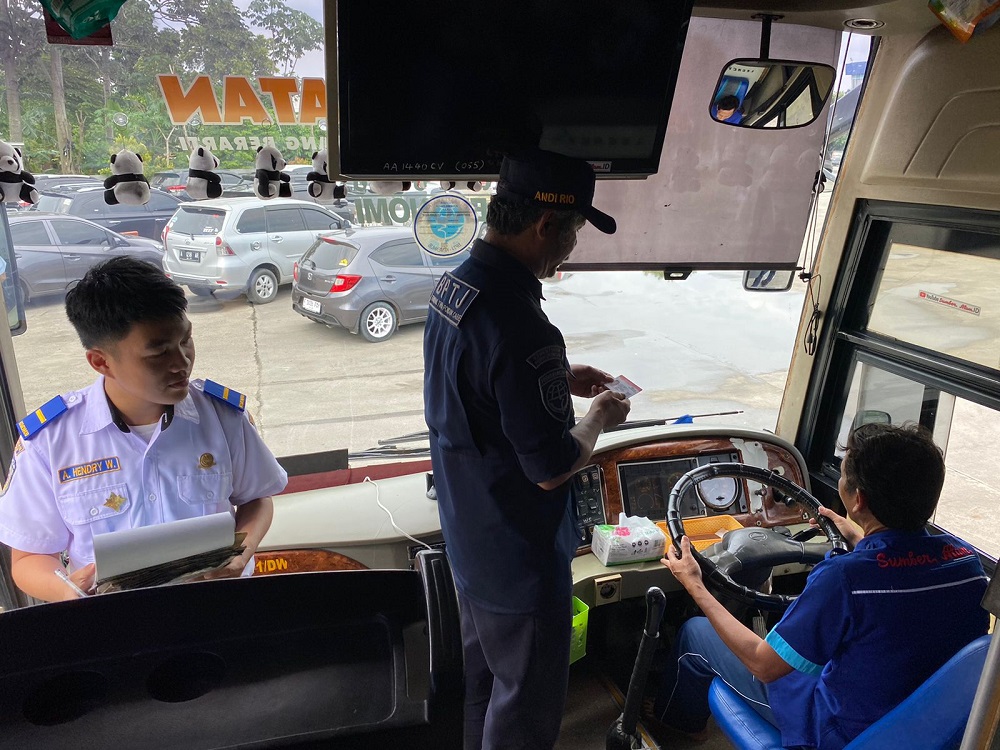 pemeriksaan kelayakan kendaraan di terminal pondok cabe