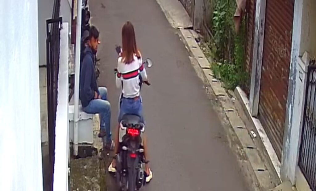 dua sejoli mencuri motor di Tangsel