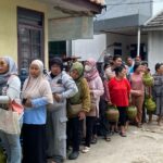 antrean gas elpiji 3 kg di Tangsel