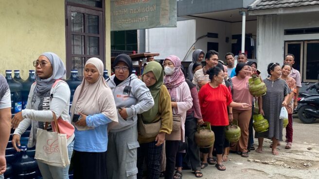 antrean gas elpiji 3 kg di Tangsel