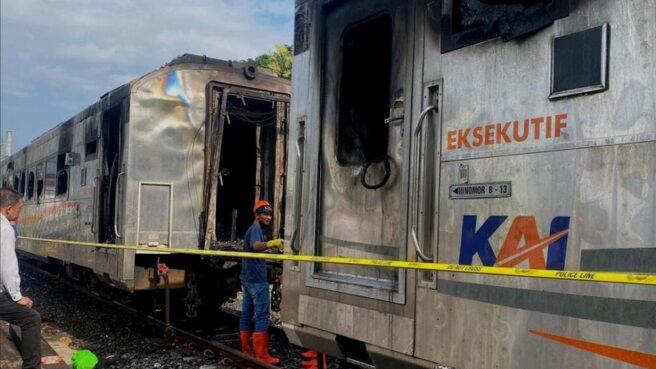 seorang remaja membakar kereta di yogyakarta