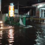 Genangan di depan Kantor Kelurahan Pakualam, Serpong Utara, Kota Tangerang Selatan Selasa, 13 Mei 2025 malam/Foto:Tangkapan Layar