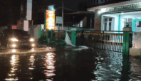 Genangan di depan Kantor Kelurahan Pakualam, Serpong Utara, Kota Tangerang Selatan Selasa, 13 Mei 2025 malam/Foto:Tangkapan Layar
