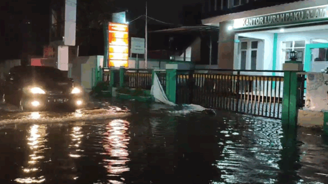Genangan di depan Kantor Kelurahan Pakualam, Serpong Utara, Kota Tangerang Selatan Selasa, 13 Mei 2025 malam/Foto:Tangkapan Layar