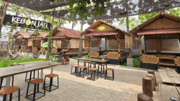 Kebon Jati Segaiwak, konsep warteg level up dengan suasana alami yang dikelilingi oleh rindangnya pohon jati (Google Maps)