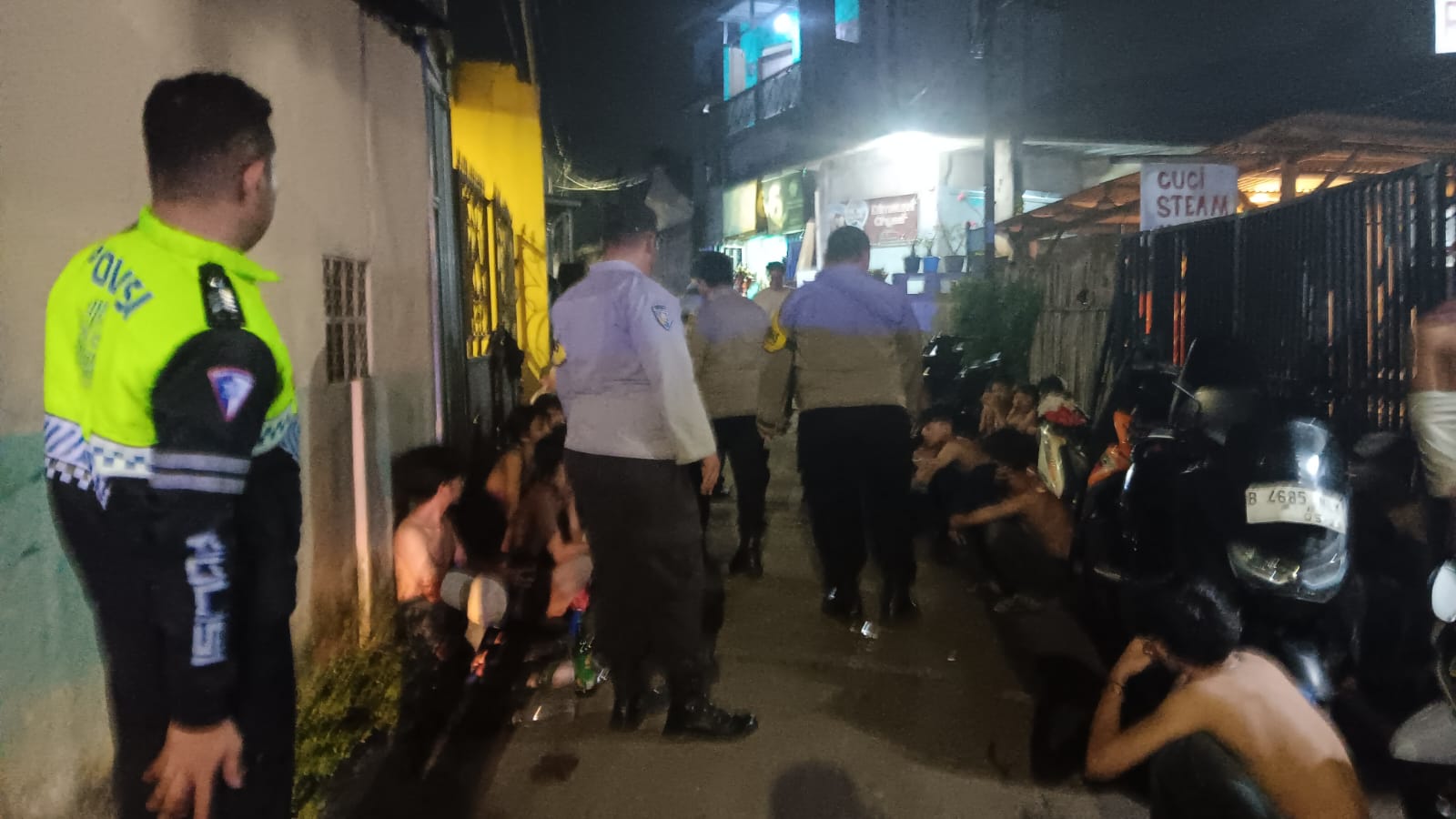 Polsek Cisauk Tangkap Puluhan Remaja Hendak Tawuran di Tangsel, Amankan 3 Bom Molotov 2 Polsek Cisauk berhasil mencegah terjadinya tawuran dengan mengamankan 28 orang remaja