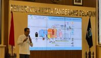 Ketua konsorsium pemenang lelang proyek PSEL Tangsel, Bobby Gafur Umar, saat melakukan pemaparan di Puspemkot Tangsel, Senin (5/5). Foto: Andre Pradana/Tangselife