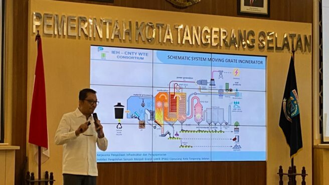Ketua konsorsium pemenang lelang proyek PSEL Tangsel, Bobby Gafur Umar, saat melakukan pemaparan di Puspemkot Tangsel, Senin (5/5). Foto: Andre Pradana/Tangselife
