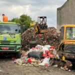 Armada berat dan truk milik DLH Tangsel ketika sedang beroperasi mengangkut sampah dari TPS3R Pasar Ciputat, Selasa (13/5). Foto: Andre Pradana/Tangselife