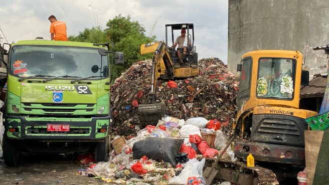 Armada berat dan truk milik DLH Tangsel ketika sedang beroperasi mengangkut sampah dari TPS3R Pasar Ciputat, Selasa (13/5). Foto: Andre Pradana/Tangselife