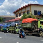 Armada pengangkut sampah saat sedang mengantre di jalan Tekno Widya, Setu, Tangsel. Foto: Andre Pradana/Tangselife