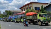 Armada pengangkut sampah saat sedang mengantre di jalan Tekno Widya, Setu, Tangsel. Foto: Andre Pradana/Tangselife