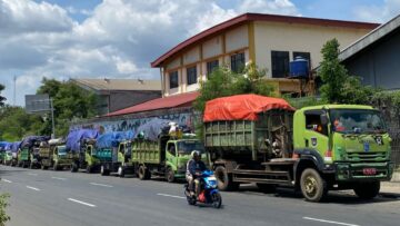 Armada pengangkut sampah saat sedang mengantre di jalan Tekno Widya, Setu, Tangsel. Foto: Andre Pradana/Tangselife