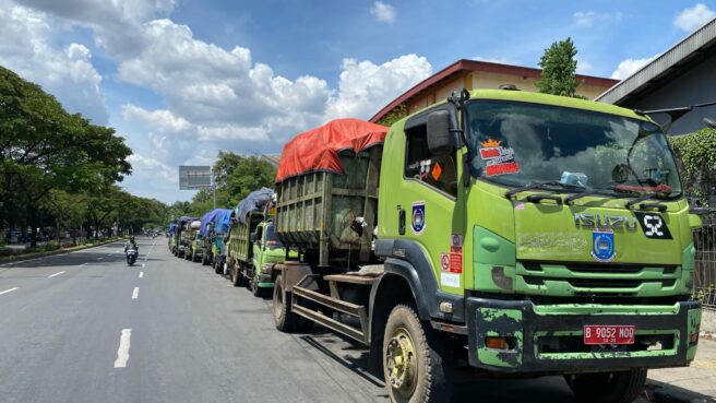 Truk pengangkut sampah Kota Tangsel
