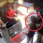 Seorang pemuda merampas handphone milik pembeli dengan mengalungkan celurit ke leher korban. Foto: tangkapan layar