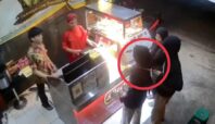 Seorang pemuda merampas handphone milik pembeli dengan mengalungkan celurit ke leher korban. Foto: tangkapan layar
