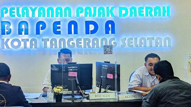 Pelayanan pajak di Kantor Bapenda Tangsel. Foto: Andre Pradana/Tangselife
