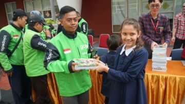 SWA dan Gojek salurkan 50.000 buku tulis kepada anak-anak ojol