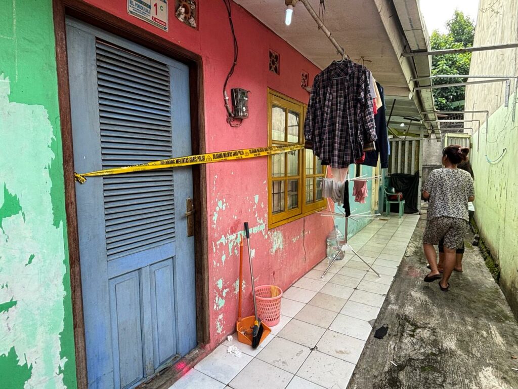 Kondisi Rumah Kontrakan Usai Suami Bunuh Istri di Ciputat Timur: Berantakan-Jasad Ditutupi Selimut 2 Tempat Kejadian Perkara seorang pria bunuh istri di Ciputat Timur, Tangsel. Foto: Andre Pradana/Tangselife