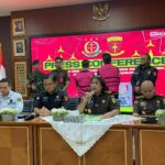 Kejari Tangsel saat mengumumkan penetapan 3 tersangka kasus kredit fiktif. Foto: ist