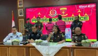 Kejari Tangsel saat mengumumkan penetapan 3 tersangka kasus kredit fiktif. Foto: ist