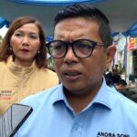 Gubernur Banten, Andra Soni saat meninjau pelaksaan program Pemutihan Pajak Banten di Samsat Ciputat, Kamis sore, 26 Juni 2025. Foto: Andre Pradana/Tangselife