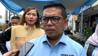Gubernur Banten, Andra Soni saat meninjau pelaksaan program Pemutihan Pajak Banten di Samsat Ciputat, Kamis sore, 26 Juni 2025. Foto: Andre Pradana/Tangselife