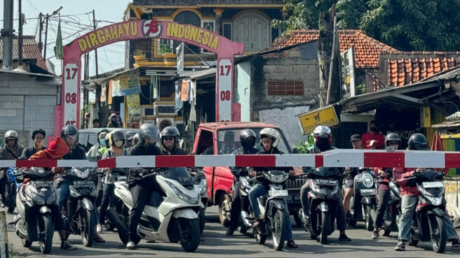perlintasan kereta api di jombang