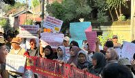 Ratusan warga demo di SMAN 3 Tangsel usai puluhan anak tidak lolos SPMB 2025, Rabu (2/7). Foto: Andre Pradana/Tangselife