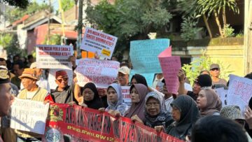 Ratusan warga demo di SMAN 3 Tangsel usai puluhan anak tidak lolos SPMB 2025, Rabu (2/7). Foto: Andre Pradana/Tangselife