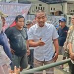 Rencana Satpol PP Tangsel yang hendak membongkar portal penutup akses ke SMAN 3 Tangsel mendapatkan penolakan dari warga. Foto: Andre Pradana/Tangselife