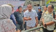 Rencana Satpol PP Tangsel yang hendak membongkar portal penutup akses ke SMAN 3 Tangsel mendapatkan penolakan dari warga. Foto: Andre Pradana/Tangselife
