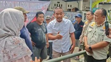 Rencana Satpol PP Tangsel yang hendak membongkar portal penutup akses ke SMAN 3 Tangsel mendapatkan penolakan dari warga. Foto: Andre Pradana/Tangselife