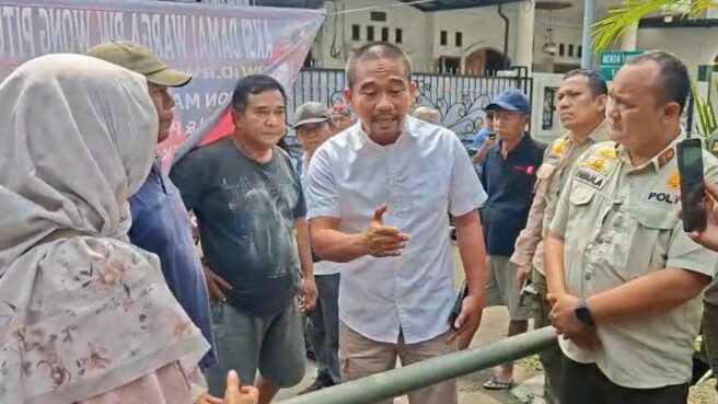 Rencana Satpol PP Tangsel yang hendak membongkar portal penutup akses ke SMAN 3 Tangsel mendapatkan penolakan dari warga. Foto: Andre Pradana/Tangselife