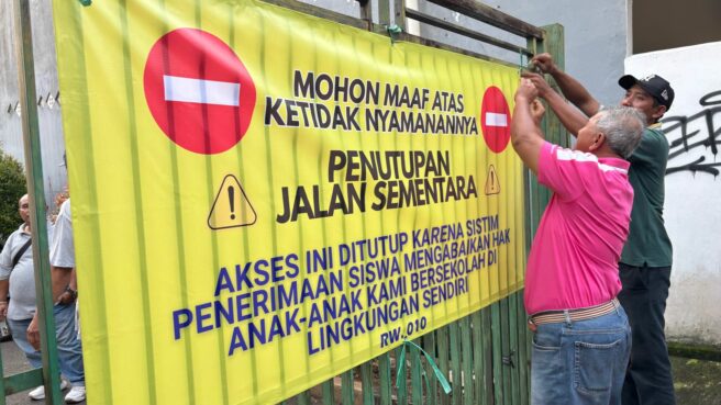 Jalan menuju SMAN 6 Tangsel ditutup warga