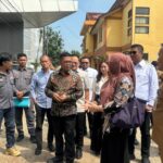 Gubernur Banten, Andra Soni, tinjau persiapan pelaksaan Sekolah Rakyat di Tangsel, Senin 7 Juli 2025. Foto: Andre Pradana/Tangselife