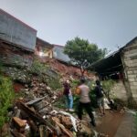 Longsor yang terjadi di perumahan Puri Pamulang, Kelurahan Bambu Apus, Kecamatan Pamulang, Kota Tangsel, Senin (7/7). Foto: Andre Pradana/Tangselife