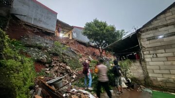 Longsor yang terjadi di perumahan Puri Pamulang, Kelurahan Bambu Apus, Kecamatan Pamulang, Kota Tangsel, Senin (7/7). Foto: Andre Pradana/Tangselife