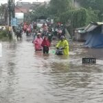 Jalan Sumatera Jombang yang menghubungkan Ciputat-Serpong terputus akibat terendam banjir, Senin (7/7). Foto: Andre Pradana/Tangselife
