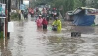 Jalan Sumatera Jombang yang menghubungkan Ciputat-Serpong terputus akibat terendam banjir, Senin (7/7). Foto: Andre Pradana/Tangselife