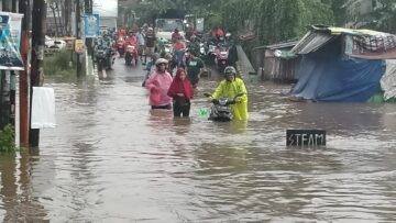 Jalan Sumatera Jombang yang menghubungkan Ciputat-Serpong terputus akibat terendam banjir, Senin (7/7). Foto: Andre Pradana/Tangselife
