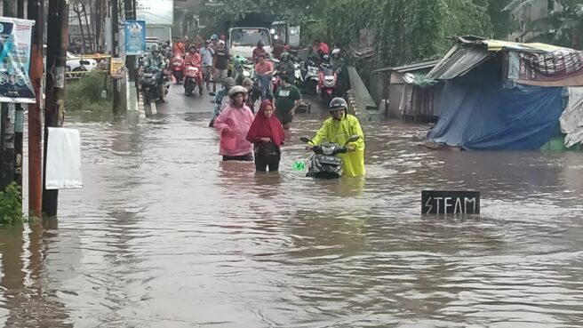 Jalan Sumatera Jombang yang menghubungkan Ciputat-Serpong terputus akibat terendam banjir, Senin (7/7). Foto: Andre Pradana/Tangselife