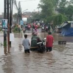 14 titik Banjir di Tangsel, salah satunya di jalan Sumatera, Kelurahan Jombang, Kecamatan Ciputat, Kota Tangsel, pada Senin (7/7)