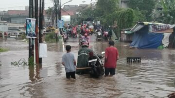 14 titik Banjir di Tangsel, salah satunya di jalan Sumatera, Kelurahan Jombang, Kecamatan Ciputat, Kota Tangsel, pada Senin (7/7)