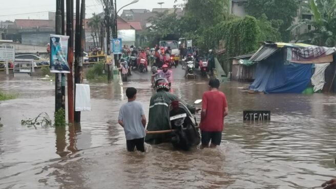 14 titik Banjir di Tangsel, salah satunya di jalan Sumatera, Kelurahan Jombang, Kecamatan Ciputat, Kota Tangsel, pada Senin (7/7)